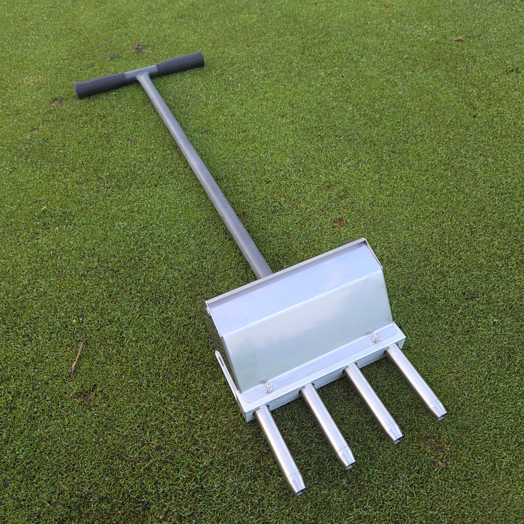 Aerifizieren von Rasen mit Hohlspoon und Bodenkernauswurf